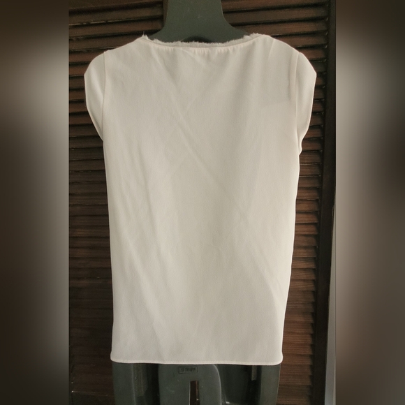Vera Wang sleeveless blouse in size small. - Picture 2 of 5